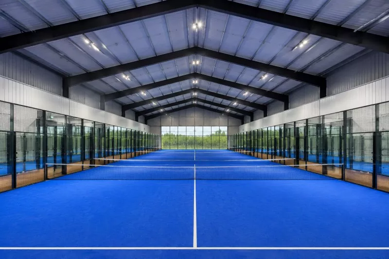 Konstrukcija unutarnjeg terena za padel s čeličnim okvirom